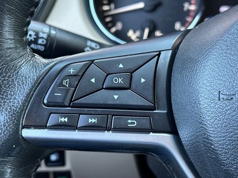 Used 2018 Nissan Rogue SV w/ Premium Package FWD image 24