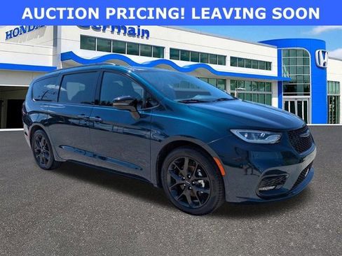 Used 2025 Chrysler Pacifica Limited FWD image 3