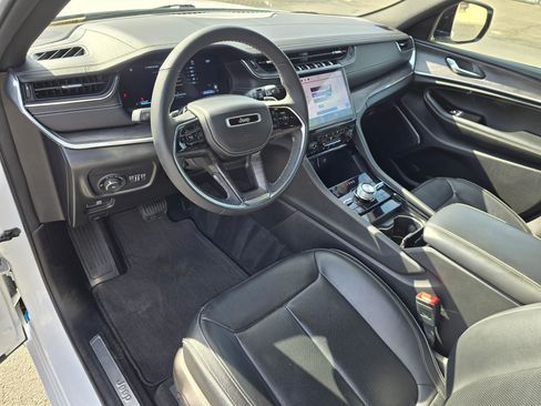 Used 2024 Jeep Grand Cherokee Overland AWD/4WD image 2
