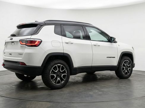 Used 2025 Jeep Compass Trailhawk AWD/4WD image 9