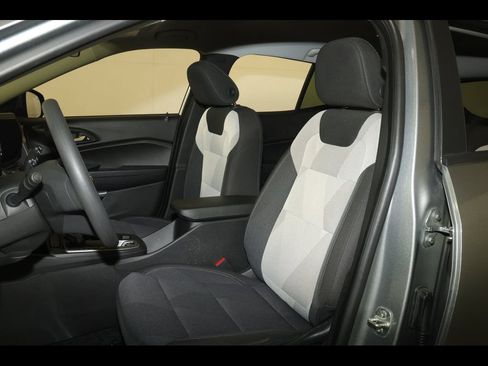 Used 2024 Chevrolet Trax LS w/ LS Convenience Package FWD image 21