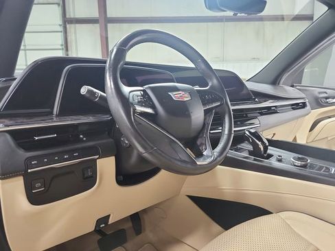 Used 2021 Cadillac Escalade Premium Luxury AWD/4WD image 18