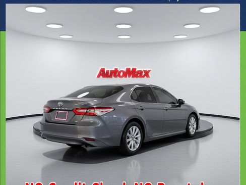 Used 2018 Toyota Camry LE image 5