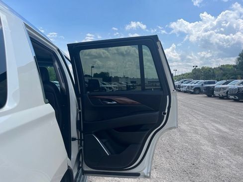 Used 2015 Cadillac Escalade Luxury AWD/4WD image 34