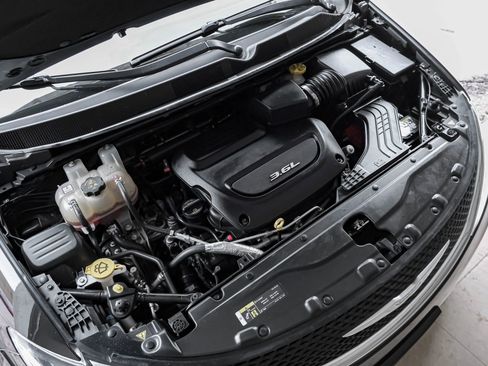 Used 2018 Chrysler Pacifica Limited image 68