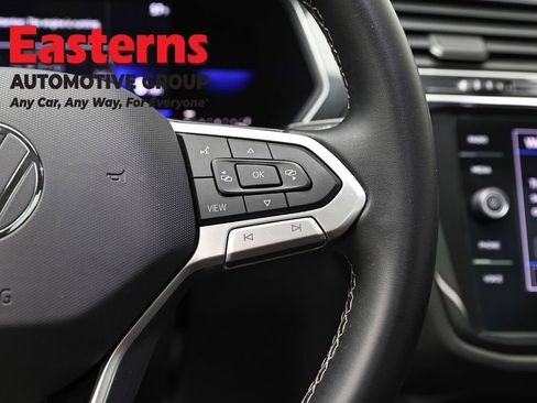Used 2022 Volkswagen Tiguan SE w/ Panoramic Sunroof Package image 16