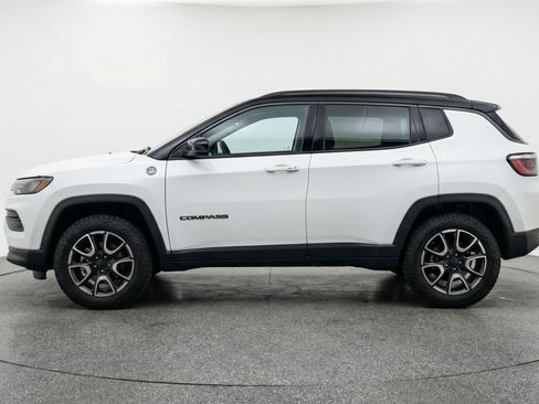 Used 2025 Jeep Compass Trailhawk image 5