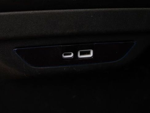 Used 2025 Chrysler Pacifica Limited image 33