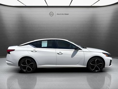 Certified 2025 Nissan Altima 2.5 SR FWD image 2