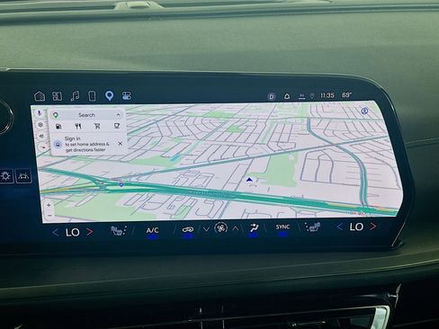 Used 2025 Chevrolet Traverse LT image 22