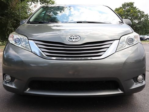 Used 2012 Toyota Sienna XLE image 13