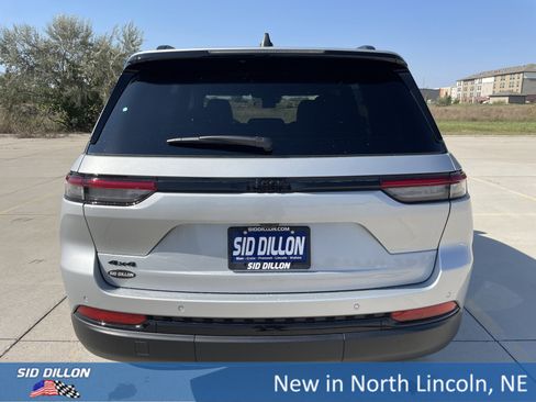 New 2025 Jeep Grand Cherokee Altitude image 4