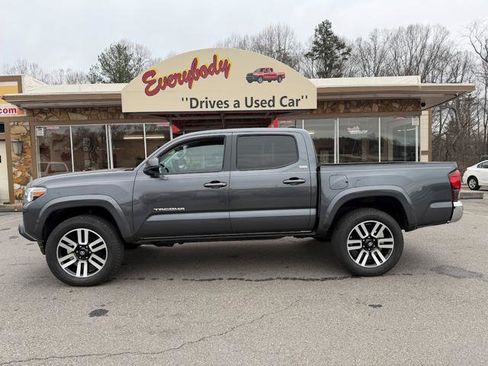 Used 2022 Toyota Tacoma SR5 image 2