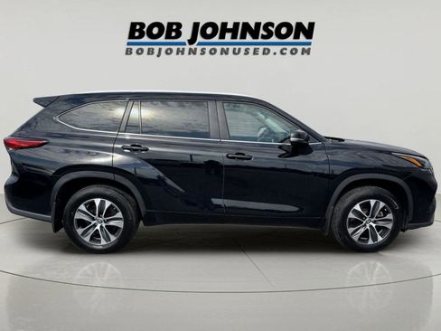 Used 2023 Toyota Highlander XLE AWD/4WD image 2