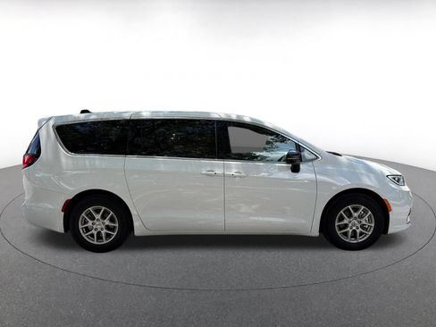 Used 2025 Chrysler Pacifica Select FWD image 8