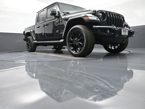 Used 2022 Jeep Gladiator Overland image 29