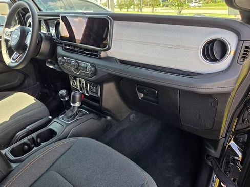 Used 2026 Jeep Wrangler Unlimited Sahara AWD/4WD image 15