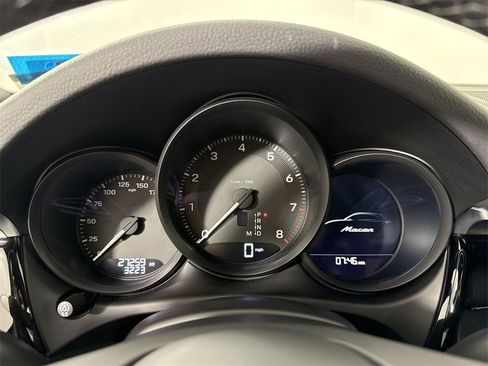 Certified 2023 Porsche Macan image 37