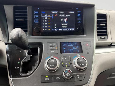 Used 2017 Toyota Sienna LE AWD/4WD image 25