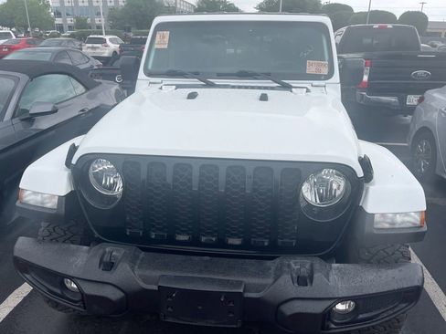 Used 2022 Jeep Gladiator Willys image 2