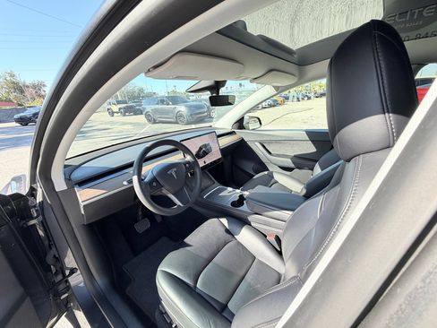Used 2022 Tesla Model Y Long Range image 15
