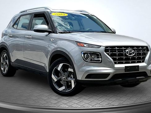 Used 2025 Hyundai Venue SEL FWD image 3