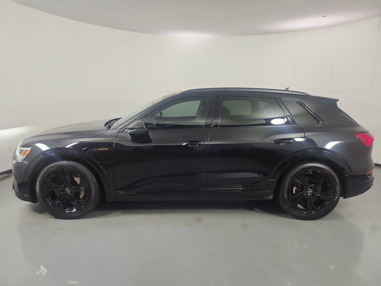 Used 2023 Audi e-tron Premium w/ Convenience Plus Package AWD/4WD image 2