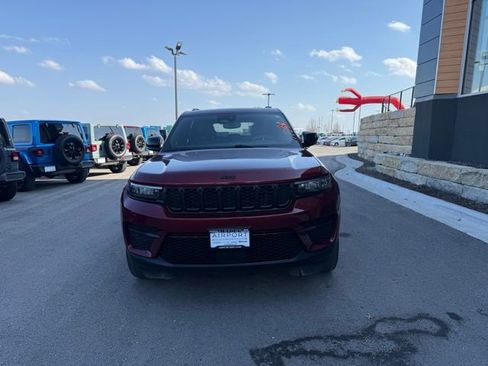 Used 2023 Jeep Grand Cherokee Altitude AWD/4WD image 5