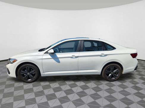 Used 2024 Volkswagen Jetta SE w/ Panoramic Sunroof Package FWD image 5