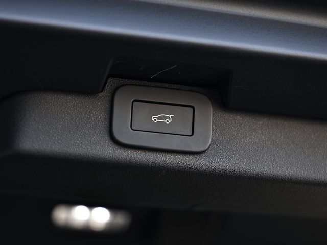 Used 2025 Land Rover Discovery Metropolitan Edition AWD/4WD image 39