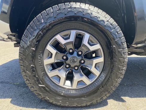 Used 2021 Toyota Tacoma TRD Off-Road w/ TRD Premium Off Road Package AWD/4WD image 10