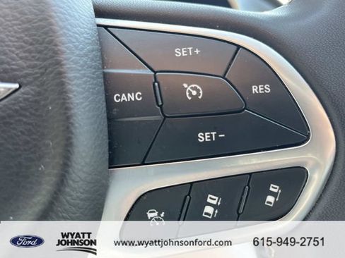 Used 2023 Chrysler Pacifica Touring-L image 32