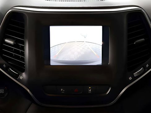 Used 2021 Jeep Cherokee Latitude Plus FWD image 18
