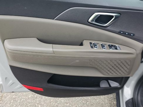 Used 2025 Kia Carnival EX FWD image 12