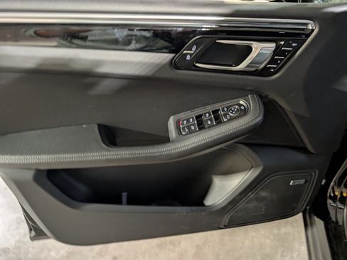 Used 2025 Porsche Macan image 17