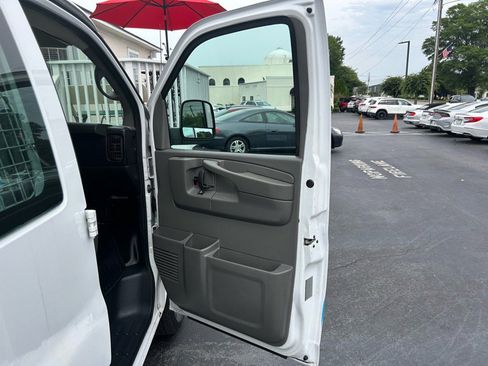 Used 2015 Chevrolet Express 2500 image 19