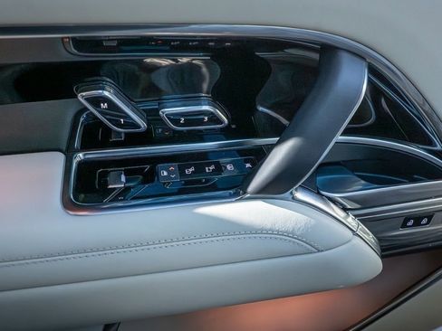 Used 2025 Land Rover Range Rover Long Wheelbase Autobiography image 30