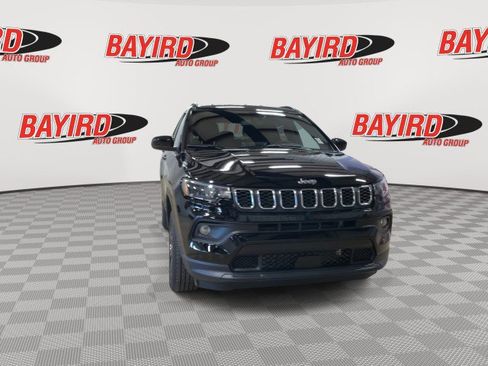Used 2025 Jeep Compass Latitude image 3