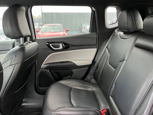 Used 2025 Jeep Compass Limited image 40