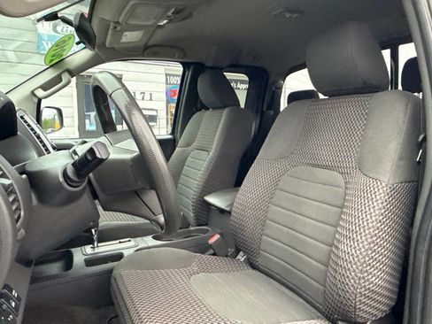 Used 2016 Nissan Frontier SV image 10