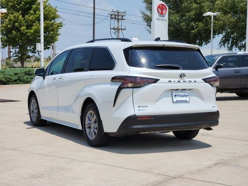 Used 2026 Toyota Sienna XLE FWD image 5