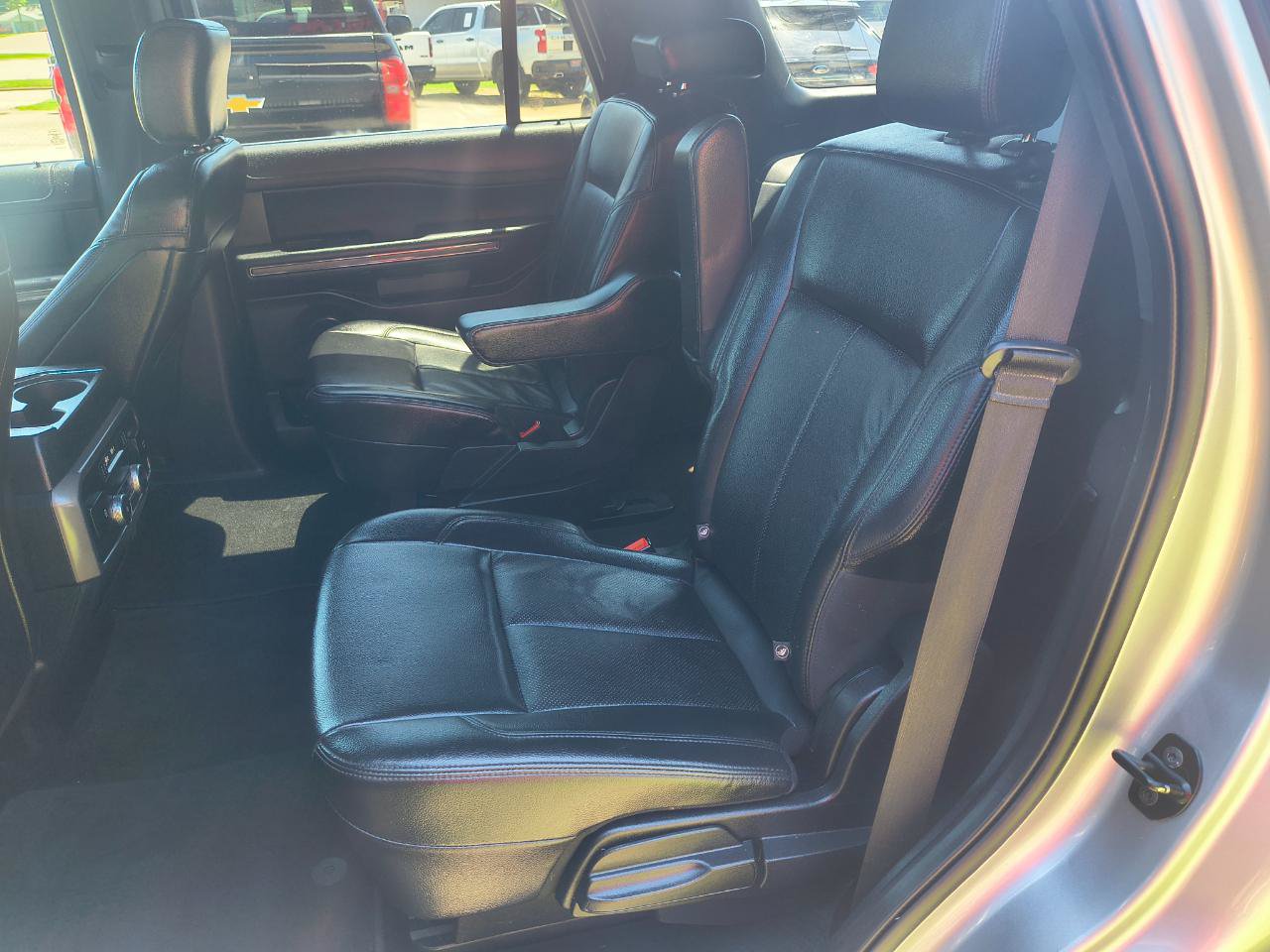 Used 2020 Ford Expedition XLT w/ Equipment Group 202A AWD/4WD image 14