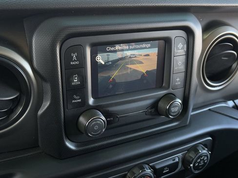 Used 2021 Jeep Gladiator Sport image 21