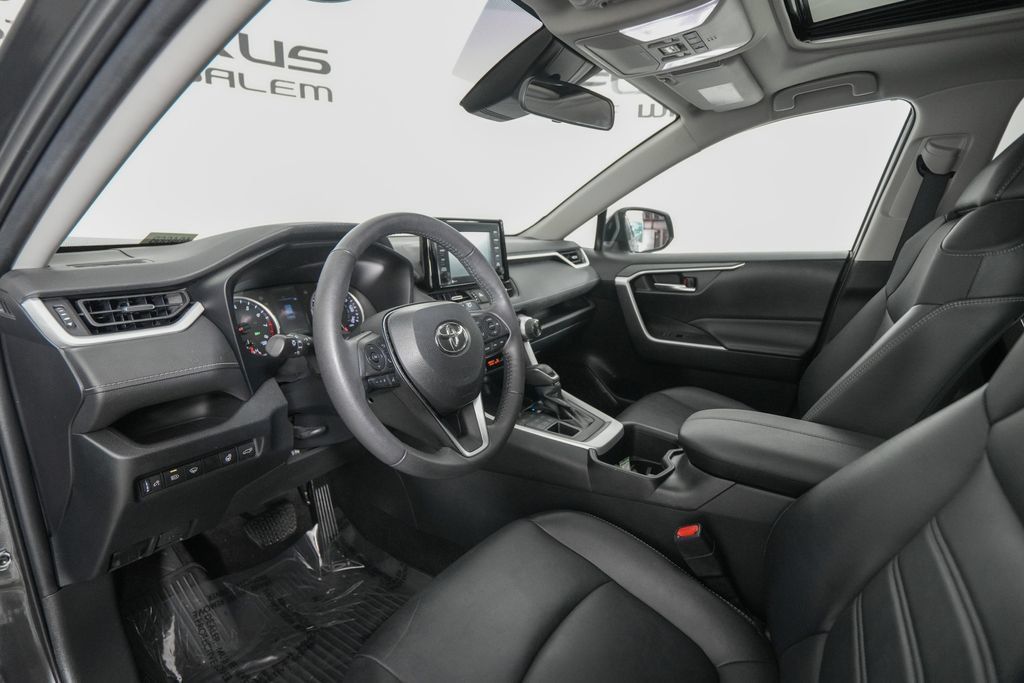 Used 2022 Toyota RAV4 XLE Premium AWD/4WD image 9