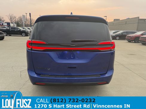 Used 2021 Chrysler Pacifica Touring-L w/ Uconnect Theater Family Group image 6