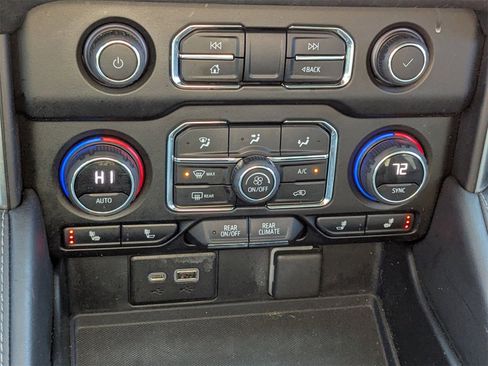 Used 2022 Chevrolet Suburban Z71 image 23