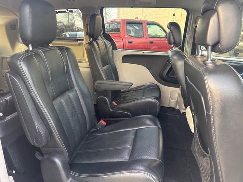 Used 2016 Chrysler Town & Country Touring w/ Driver Convenience Group image 7