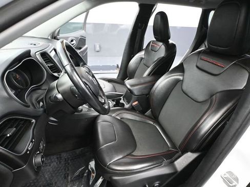 Used 2019 Jeep Cherokee Trailhawk image 23