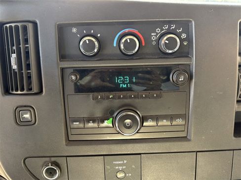 Used 2009 Chevrolet Express 2500 image 18