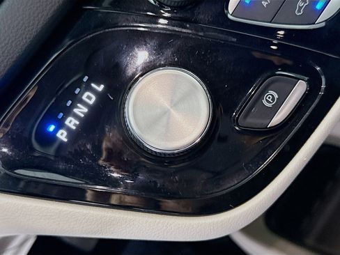 Used 2023 Chrysler Voyager LX image 20